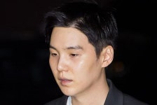 음주운전 슈가 의상, 영국 왕실 애장품과 나란히…익산시, BTS 의상 특별 전시