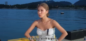 '12세 연상 사업가와 열애설' 화사 