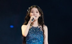 가수 아이유, 신곡 바이 썸머 공개…역대급 긴 여름 좋았다 [현장]