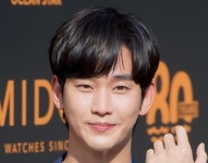 '그루밍 의혹' 김수현, '굿데이' 방송 이어 음원에서도 목소리 삭제…
