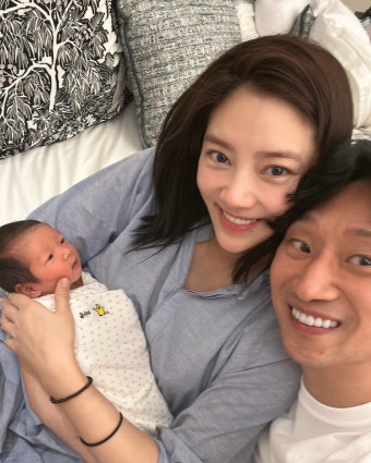'이규혁' 손담비, 출산 후 아기 사진 최초 공개…역시 첫째 딸은 아빠 닮나