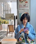 파스텔빛 일상…나나, 카페 창가에서 전한 봄날의 고요