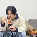 라면 한 젓가락에 담긴 여유…안효섭, 소소한 일상 속 미소