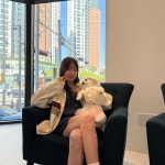 포근한 봄날의 휴식…강예원, 반려견과 함께한 여유 담은 미소