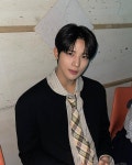 낯선 시선 담은 표정…문상민, 봄날의 묘한 여운