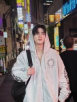 도시의 밤에 녹아든 순간…진욱, 일본 거리에서 보낸 고요한 여운