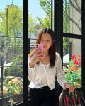 따스한 햇살 속 미소로 전한 봄날…왕빛나, 테라스 근황