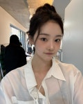 살짝 웃는 봄날의 시선…이시안, 투명 셔츠로 전한 근황샷