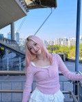 핑크가 스며든 오후…스테이씨 수민, 부드러운 눈빛에 봄을 담다→팬들 감탄 쏟아져