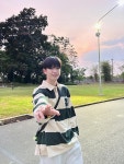 함께 걷는 저녁의 여운…진욱, 봄길 위 미소 근황샷→소통에 팬들 반색