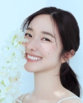 순수 미소+꽃 향기…이혜성, 투명 피부로 봄 감성 폭발