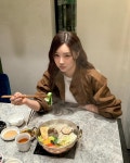 스팀 가득 고요한 시선…이시안, 봄밤 샤브샤브 앞→내면 감정 드러내