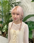 핑크빛 땋은 머리, 순백의 아침…스테이씨 수민, 맑은 미소→봄날 화사함
