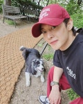 와인빛 여유 속 미소…김현중, 반려견과 산책→따스한 일상 전환