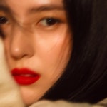강렬 레드립+몽환 눈빛…한소희, 흐림 뒤 선명함→감성 정점