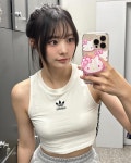 화이트 탱크톱 순수 존재감…QWER 시연, 생일날 거울 셀카→따스한 감사의 인사