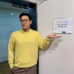 매주 금요일을 기대하게 해…최시원, 노란빛 여유→촬영장 무드 완성