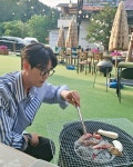고기 앞에선 미소가 번진다…신성, 여유로운 오후→초여름 바비큐 한 장면