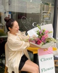 "오늘 날씨 같은 꽃다발"…송지은, 초여름 환한 미소→순수 일상 담다