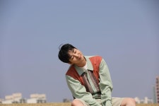 요즘 참 행복합니다…딘딘, 감사의 미소→초여름 햇살 아래 안정감