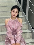 고요한 시선, 투명한 핑크…김태연, 반짝임 속 고백→순수 감성 폭발