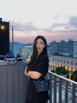 초대해 주셔서 감사합니당…윤하정, 노을빛 속 존재감→클래식한 시크美 절정