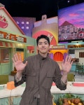 놀라운 토요일…강훈, 환한 손인사→스튜디오 시선 압도