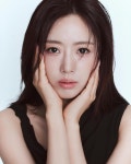 고요한 시선 남겼다…은정, 청초함 속 압도적 존재감