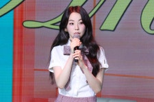 꿈꾸던 순간의 안온함…안소희, 첫 ANON 팬미팅에서 올타임 레전드 무대로 팬심 물들이다