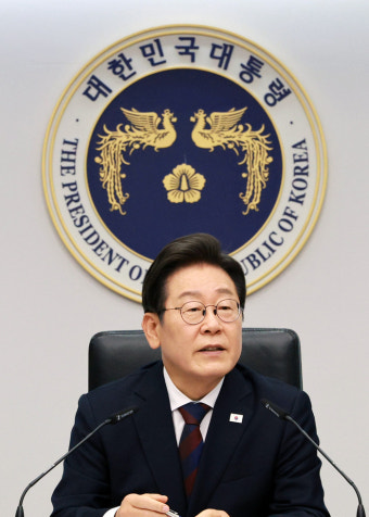대통령, 4명의 신임 장관과 새로운 국세청장에 임명장 수여식 진행 및 축하