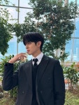 고요한 오후의 시선…김민규, 검은 슈트로 분위기 압도