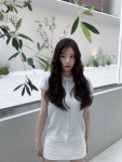 바람결 머문 눈빛…여름, 투명한 고요→화이트 무드 청량 폭발