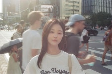 햇살 아래 머문 시선…김수아, 여름 오후→도심 감성 드러낸 순간