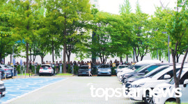 레드벨벳 조이, 청량 다이너마이트 컴백에 모여든 팬들 (동물농장 출근길) [HD포토]