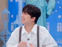 톡파원 25시 이찬원 배려심도 최고, 김태균 노래 듣고 반응이 시원치 않자 각 잡고 하면 잘한다 격려