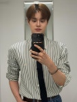 가만히 눈을 맞추다…이대휘, 거울 셀카 속 고요한 존재감→가을 무드 심화