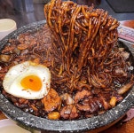 돌판 짜장부터 하얀 짜장까지, 서울에서 즐기는 다채로운 중식의 세계