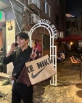 밤공기 가르며 손에 선물…안지민, 호스텔 앞 미소→도심의 온기 가득