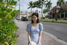 남규희 sun-kissed squint…야자수 가로수 길에서 포착된 근황