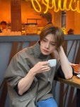 스트레이키즈 아이엔, 카페에서 커피 들고 여유로운 휴식