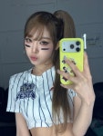 최예나 을 전부 캐치캐치…야구 유니폼 셀카 근황