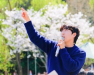 장범준 흔들리는 벚꽃 속에서 네 샴푸향이 느껴진거야…울산 선암호수공원 공연