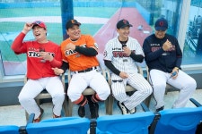 박용택·이대호·김태균·나지완, 빗속 직관 경기서 팬과 리틀선수 만났다