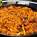 생생정보 춘천명동닭갈비골목 맛집, 숯불닭갈비 vs 철판닭갈비 식당 위치는? 원조의 자부심