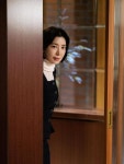 윤세아, '포핸즈' 강지혜로 돌아온 긴장감…문틈 사이 강렬 시선