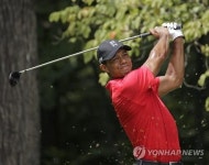타이거 우즈 칩샷·퍼트 연습…복귀 시기 미정