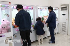 불황 속 열풍 인형 뽑기의 씁쓸한 뒷면