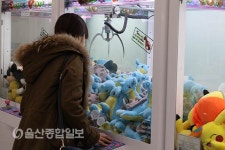 불황 속 열풍 인형 뽑기의 씁쓸한 뒷면
