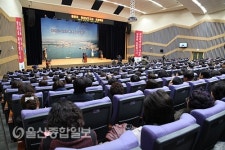 홍준표 경남도지사, 울산시청서 특별 강연