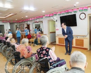 송철호 울산시장, 추석 앞두고 울산시립노인요양원 방문
